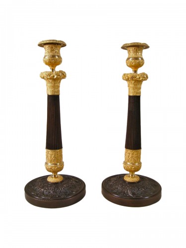 Paire de bougeoirs en bronze brun et bronze doré