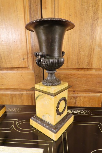 Paire de cassolettes vases Médicis en bronze - Antiquaires Balzeau & Brion