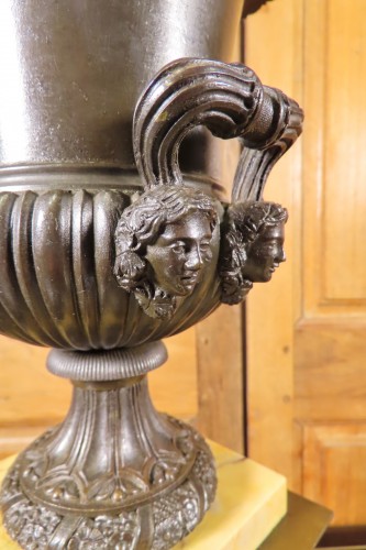 Restauration - Charles X - Paire de cassolettes vases Médicis en bronze