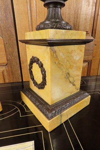 Antiquités - Paire de cassolettes vases Médicis en bronze