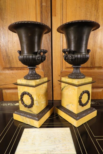 Antiquités - Paire de cassolettes vases Médicis en bronze