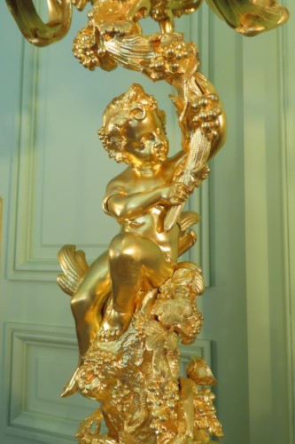 Luminaires Bougeoirs et Chandeliers - Grande paire de candélabres en bronze