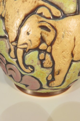 Céramiques, Porcelaines  - Mougin Nancy, André Legrand (1902-1947) Vase aux éléphants
