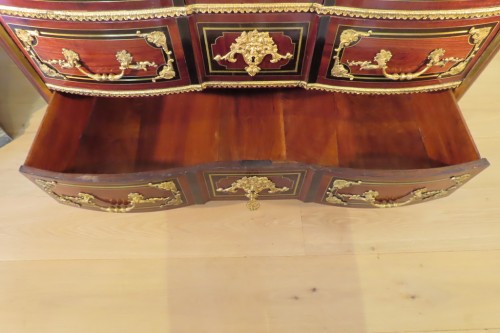 XVIIIe siècle - Commode Régence en arbalète et bronze doré