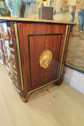 Antiquités - Commode Régence en arbalète et bronze doré