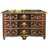 Commode Régence en arbalète en placage d’amarante et bronze doré