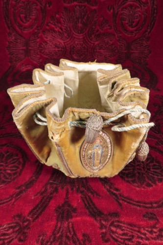 Aumoniere bourse confrérie des dames de Sainte Geneviève - Epoque XVIIIe siècle - Collections Style Louis XV