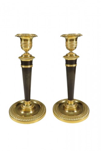 Paire de bougeoirs en bronze brun et bronze doré - Epoque Empire Restauration