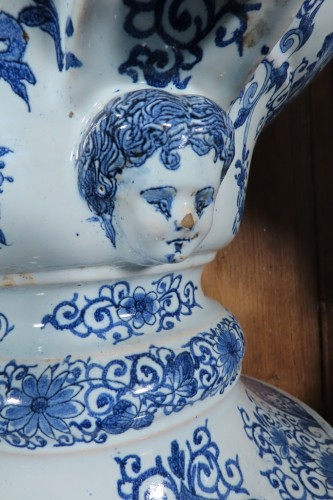  - Paire de vases d'apothicaire en faïence, fin 19e siècle