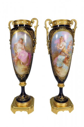 Paire de vases en porcelaine polychrome rehaussé à l'or