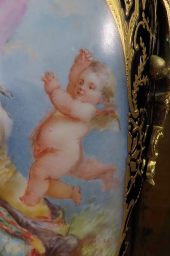 Céramiques, Porcelaines  - Paire de vases en porcelaine polychrome rehaussé à l'or