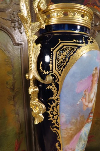 Paire de vases en porcelaine polychrome rehaussé à l'or - Antiquaires Balzeau & Brion