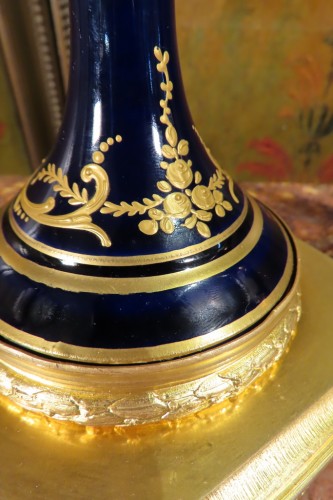 XIXe siècle - Paire de vases en porcelaine polychrome rehaussé à l'or