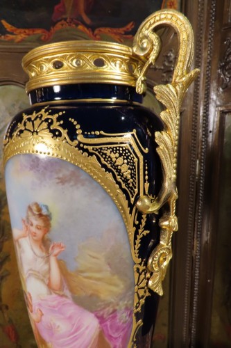 Antiquités - Paire de vases en porcelaine polychrome rehaussé à l'or