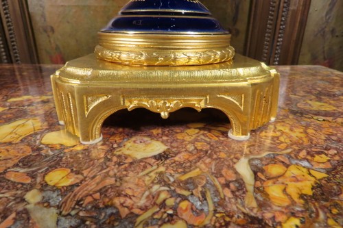 Antiquités - Paire de vases en porcelaine polychrome rehaussé à l'or