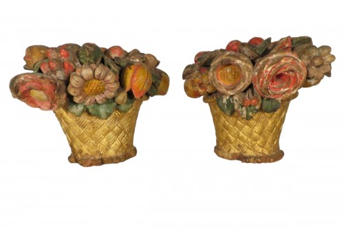 Paire de corbeilles fleuries en bois polychrome du XVIIIe siècle