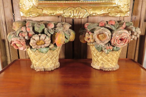 Paire de corbeilles fleuries en bois polychrome du XVIIIe siècle - Objet de décoration Style Louis XV