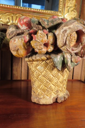 Paire de corbeilles fleuries en bois polychrome du XVIIIe siècle - Louis XV