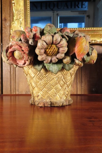 Antiquités - Paire de corbeilles fleuries en bois polychrome du XVIIIe siècle