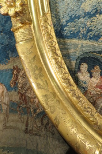 XVIIIe siècle - Grand cadre ovale Louis XV en bois sculpté et doré