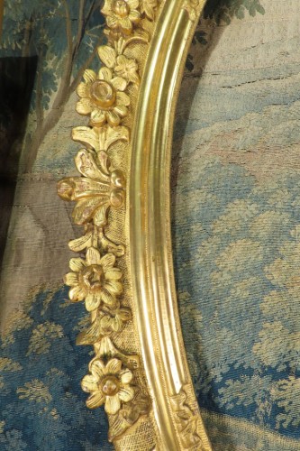 Grand cadre ovale Louis XV en bois sculpté et doré - Louis XV
