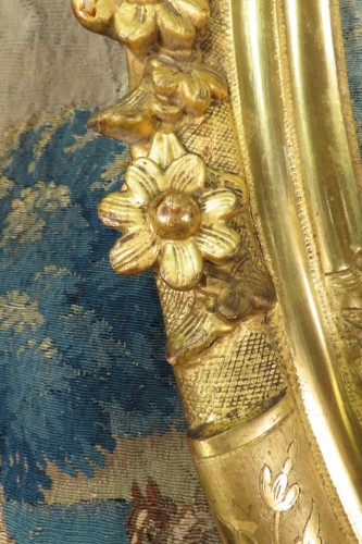 Louis XV - Grand cadre ovale Louis XV en bois sculpté et doré