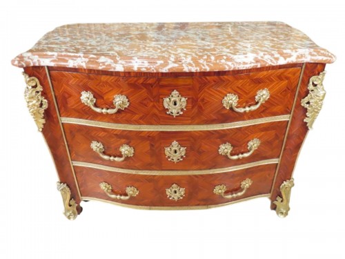 Commode Louis XV en marqueterie de bois de rose 