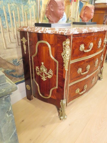 Commode Louis XV en marqueterie de bois de rose  - Mobilier Style Louis XV