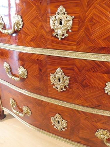 Mobilier Commode - Commode Louis XV en marqueterie de bois de rose 