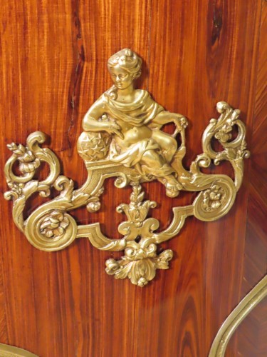 XVIIIe siècle - Commode Louis XV en marqueterie de bois de rose 