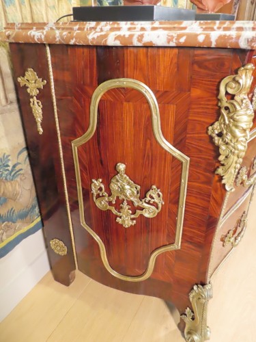 Louis XV - Commode Louis XV en marqueterie de bois de rose 