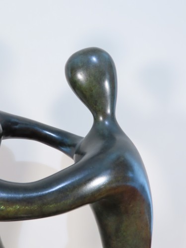 Couple enlacé, bronze de Xavier Alvarez - Sculpture Style Années 50-60