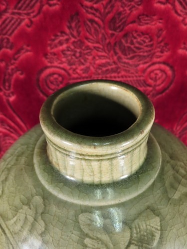 Céramiques, Porcelaines  - Vase en grés émaillé vert celadon, Chine époque King