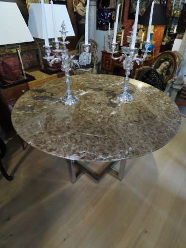 Grande table ronde à plateau de marbre vers 1970 - Antiquaires Balzeau & Brion