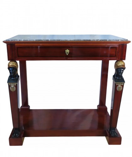 Console en acajou à têtes de femme casquées