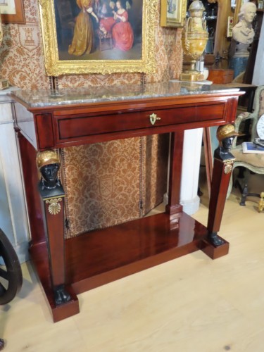 Mobilier Console - Console en acajou à têtes de femme casquées