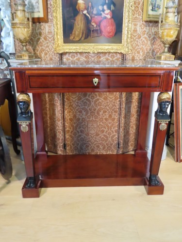 Console en acajou à têtes de femme casquées - Antiquaires Balzeau & Brion