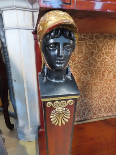 XIXe siècle - Console en acajou à têtes de femme casquées