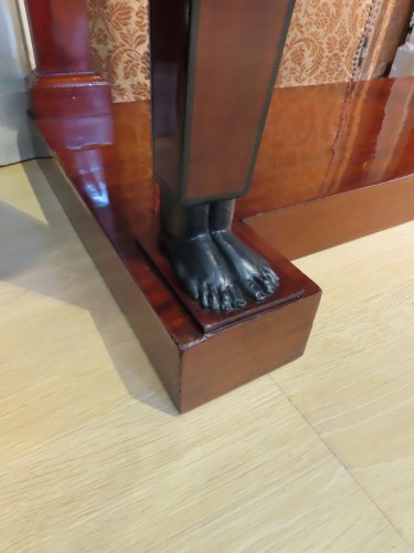 Console en acajou à têtes de femme casquées - Empire