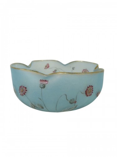Daum coupe aux fleurettes sur fond bleu givre