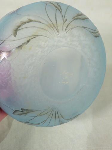 Daum coupe aux fleurettes sur fond bleu givre - Art nouveau