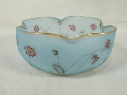 Antiquités - Daum coupe aux fleurettes sur fond bleu givre