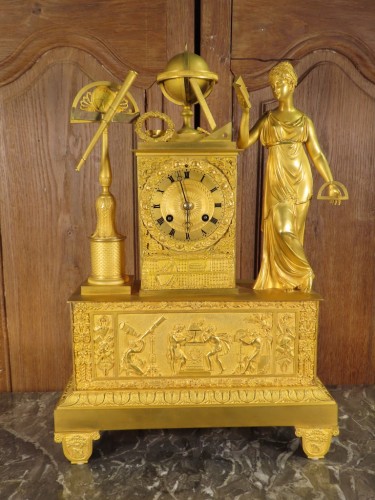 Pendule en bronze doré allégorie des sciences astronomie - Horlogerie Style Restauration - Charles X
