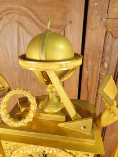 Pendule en bronze doré allégorie des sciences astronomie - Antiquaires Balzeau & Brion