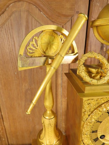 XIXe siècle - Pendule en bronze doré allégorie des sciences astronomie