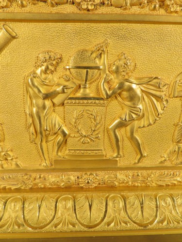 Antiquités - Pendule en bronze doré allégorie des sciences astronomie