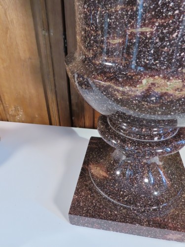 Paire de grands vases en porphyre de Suède de Blyberg - 