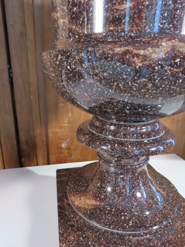  - Paire de grands vases en porphyre de Suède de Blyberg