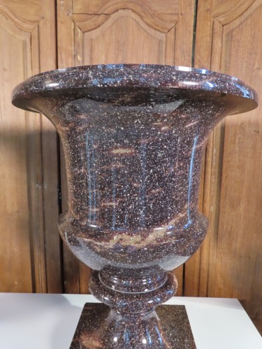 Antiquités - Paire de grands vases en porphyre de Suède de Blyberg