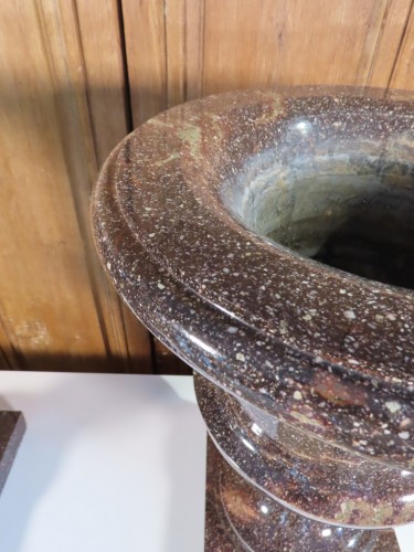 Antiquités - Paire de grands vases en porphyre de Suède de Blyberg
